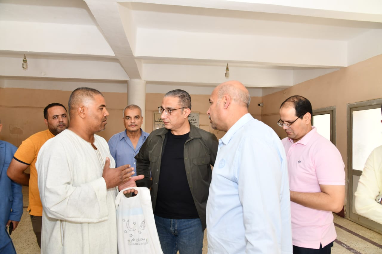 لقاء المحافظ بالمواطنين لقاء المحافظ بالمواطنين