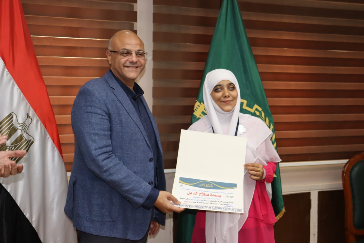 محافظ القليوبية يكرم الطالبة بسملة