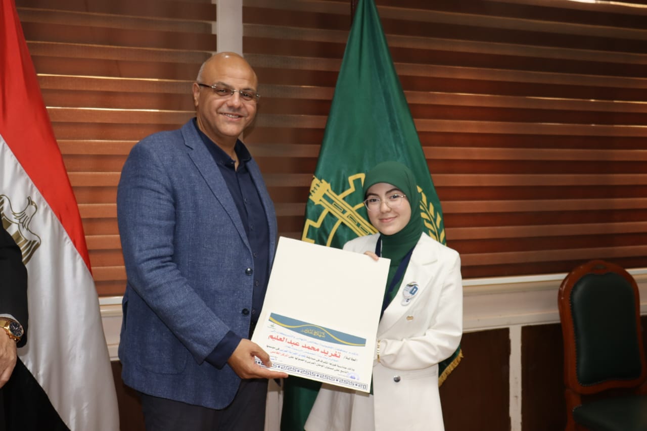 تكريم الطالبة تغريد