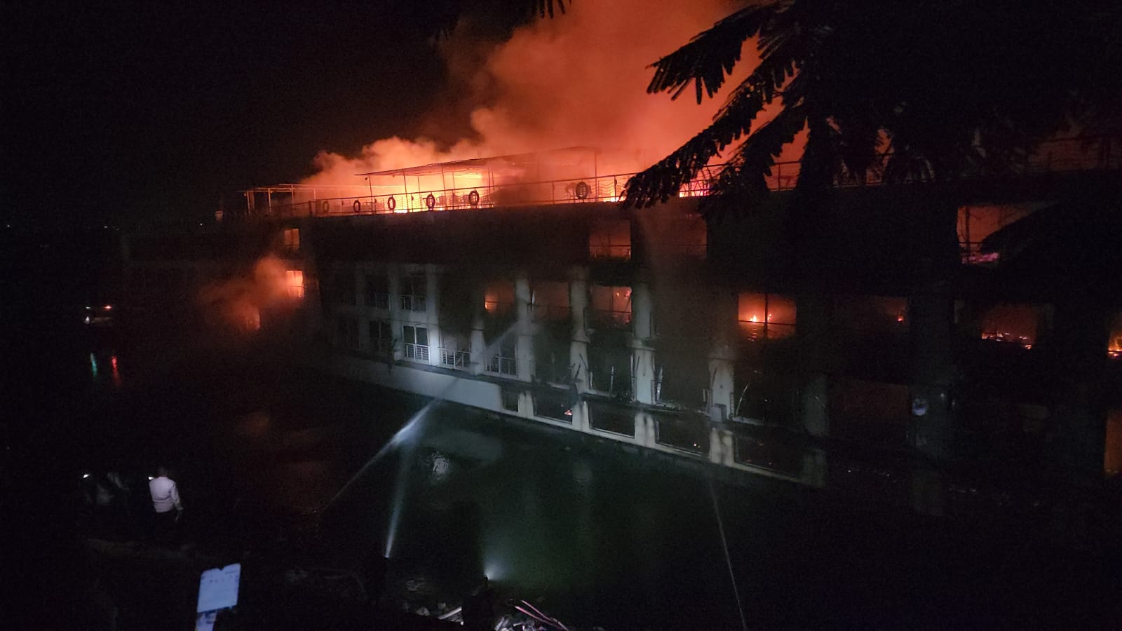 جانب من العمل وقت إخماد الحريق بالمركب جانب من العمل وقت إخماد الحريق بالمركب