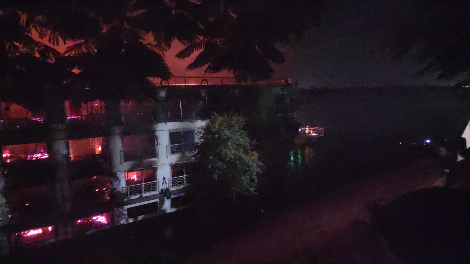 العمل فى السيطرة على الحريق بالمركب النيلي العمل فى السيطرة على الحريق بالمركب النيلي