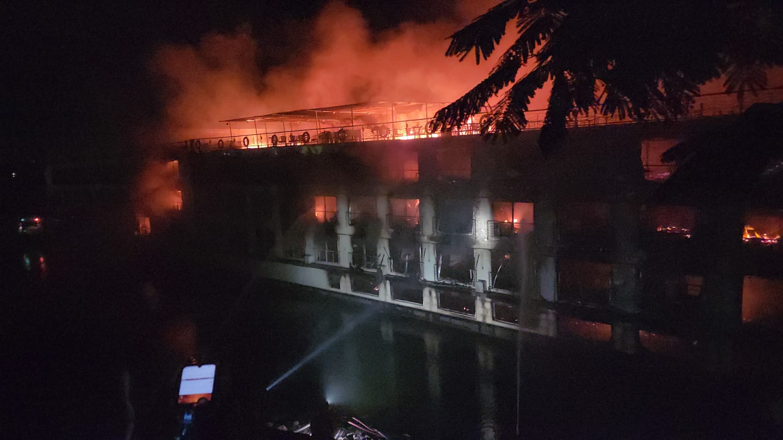 لحظات العمل فى السيطرة على الحريق بالمركب لحظات العمل فى السيطرة على الحريق بالمركب