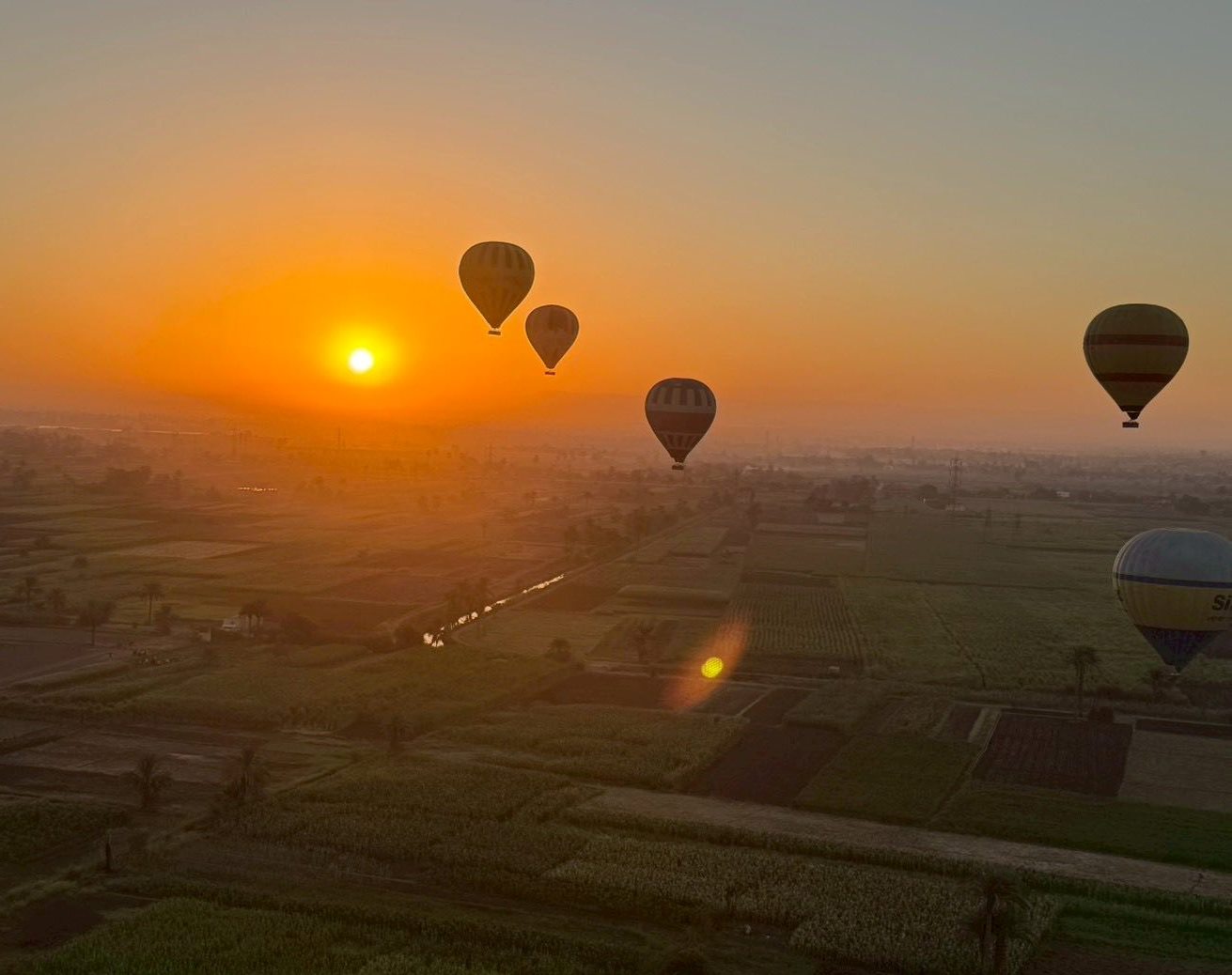 سحر تحليق رحلات البالون الطائر وقت شروق الشمس سحر تحليق رحلات البالون الطائر وقت شروق الشمس