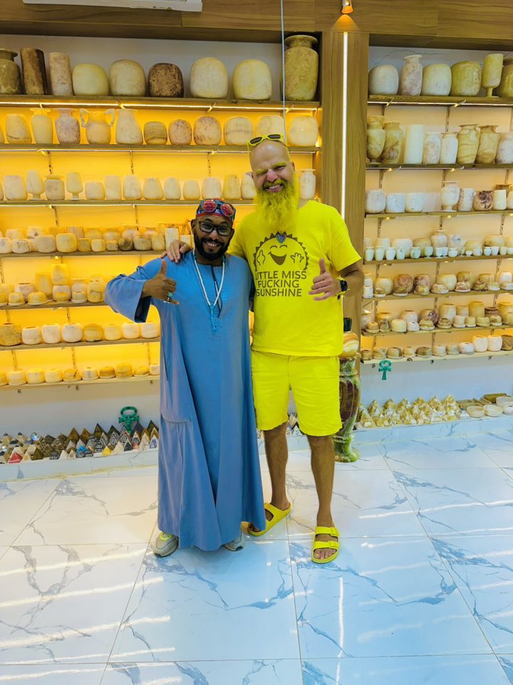 معارض الألباستر غرب الأقصر تستقبل زيارة مبهجة لشخصية الرجل الأصفر الجنوب أفريقي