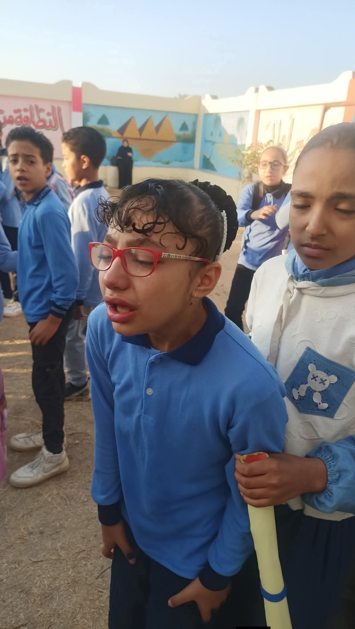 حزن تلاميذ صفط الحنا بالشرقية لوفاة معلمهم  (5)