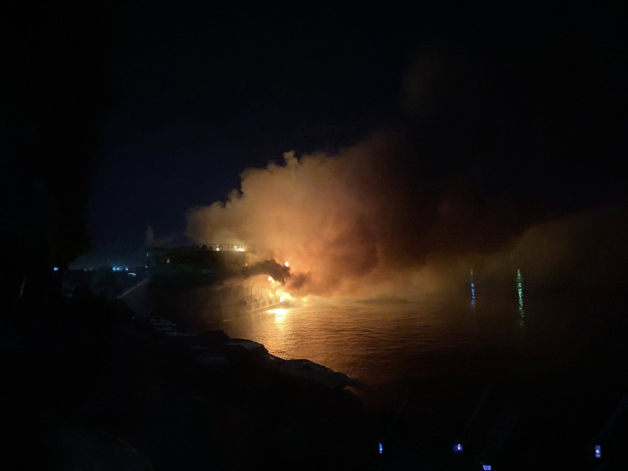 لحظات اندلاع الحريق فى بار المركب دون مصابين لحظات اندلاع الحريق فى بار المركب دون مصابين