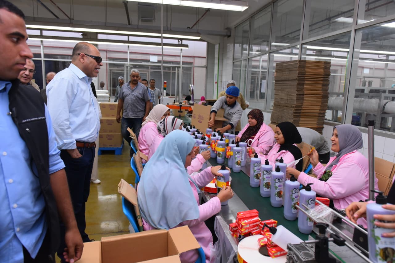 جولة وزير العمل داخل المصنع