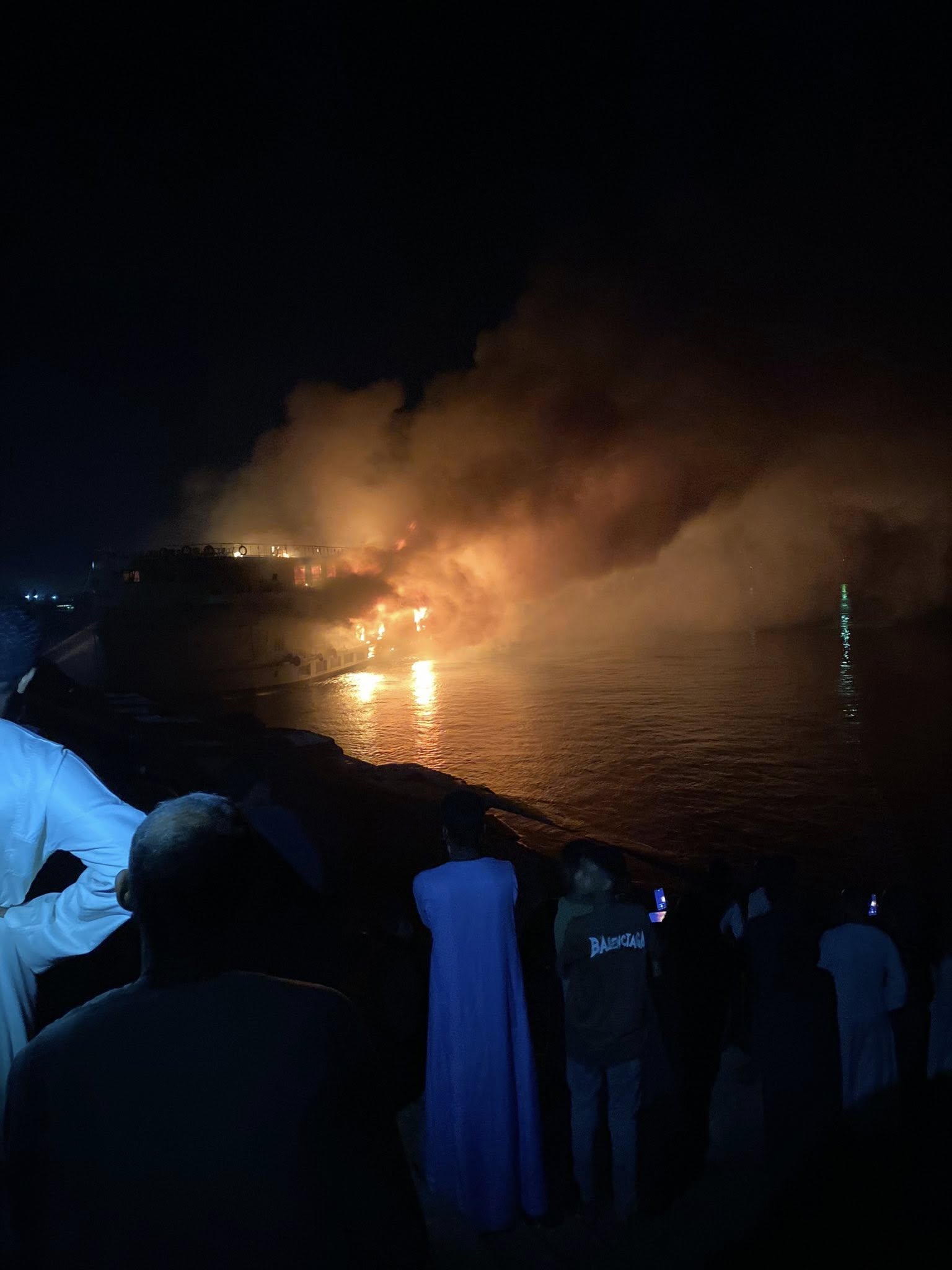 أهالى قرية وابورات المطاعنة خلال متابعة السيطرة على الحريق أهالى قرية وابورات المطاعنة خلال متابعة السيطرة على الحريق