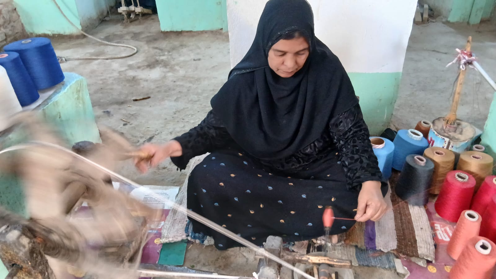 فاطمة ابرهيم تعمل بغزل النول فاطمة ابرهيم تعمل بغزل النول