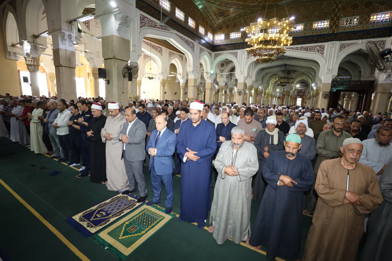 محافظ كفر الشيخ يؤدي الصلاة بمسجد الدسوقي محافظ كفر الشيخ يؤدي الصلاة بمسجد الدسوقي