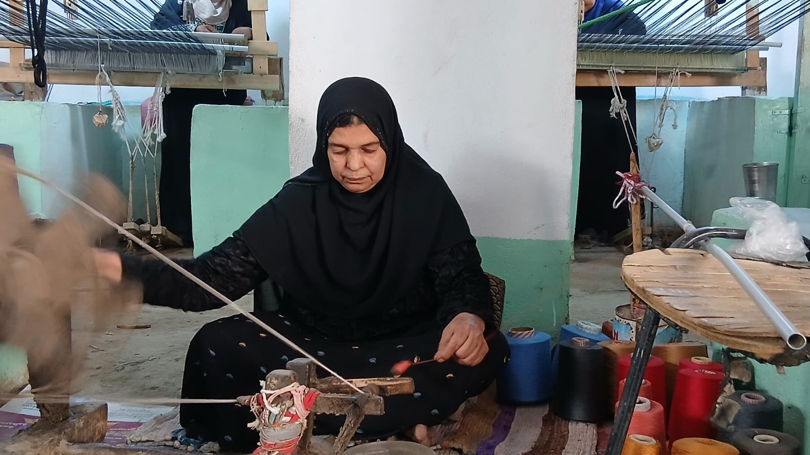 صانعة شال يدوي بقنا صانعة شال يدوي بقنا