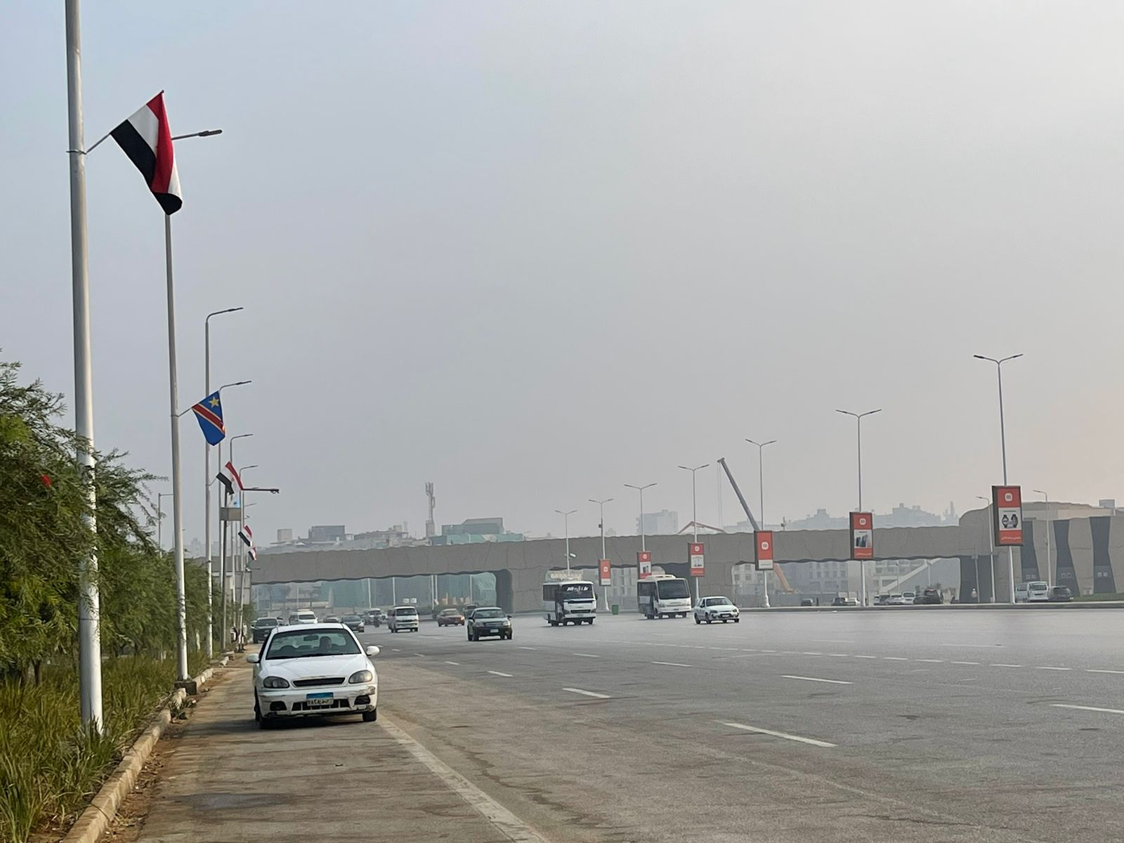 نشر أعلام الدولة المشاركة فى حفل افتتاح المتحف المصرى الكبير على الطرق (3)