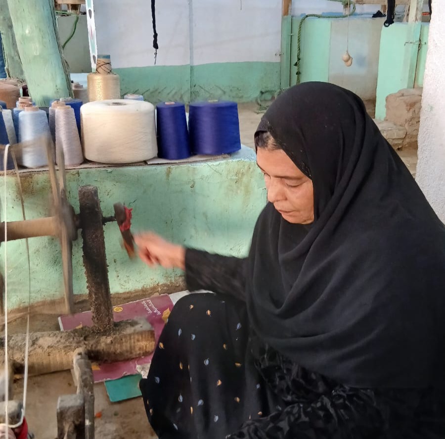 فاطمة أثناء الغزل على العجلة الخشبية فاطمة أثناء الغزل على العجلة الخشبية