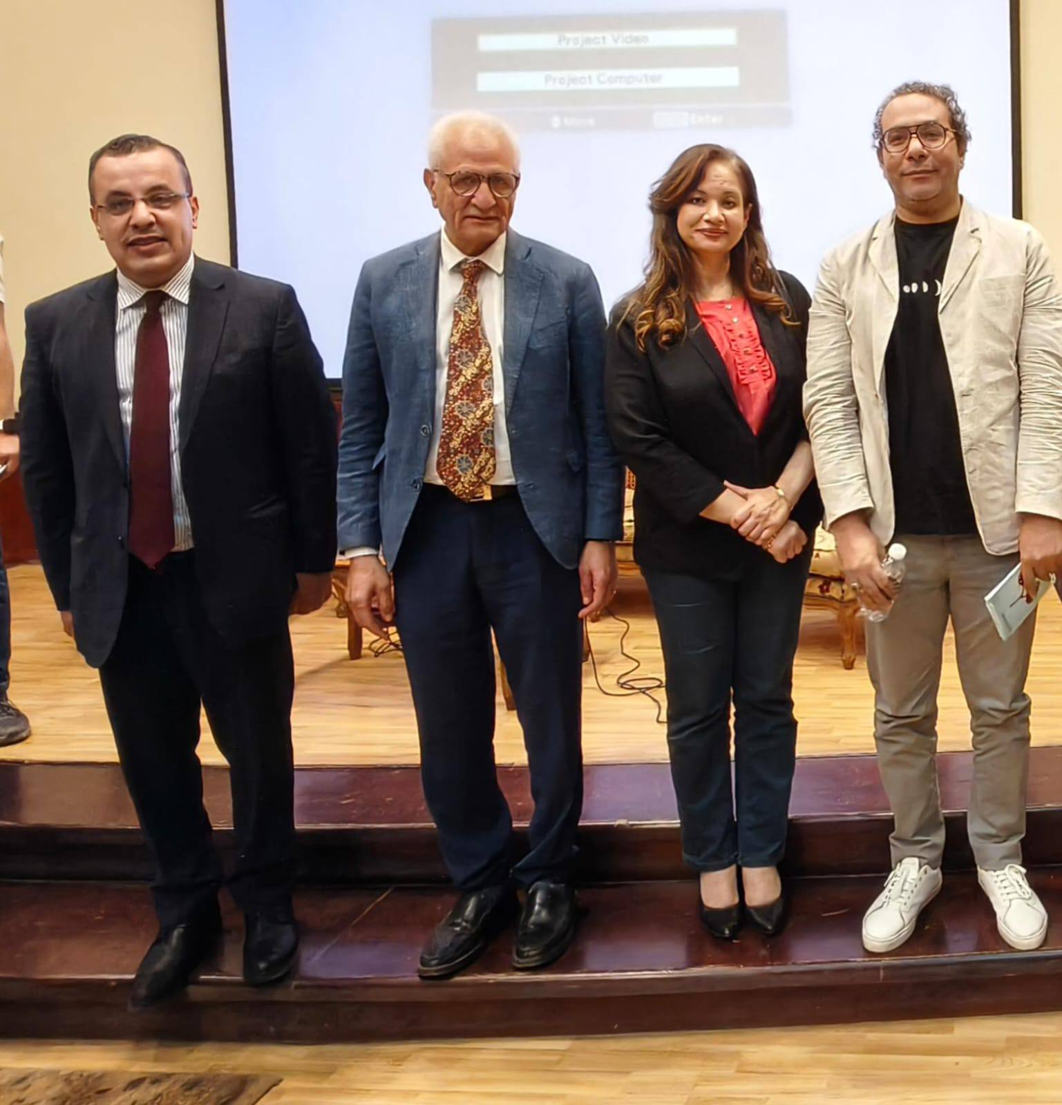 المشرفين على الصالون المشرفين على الصالون