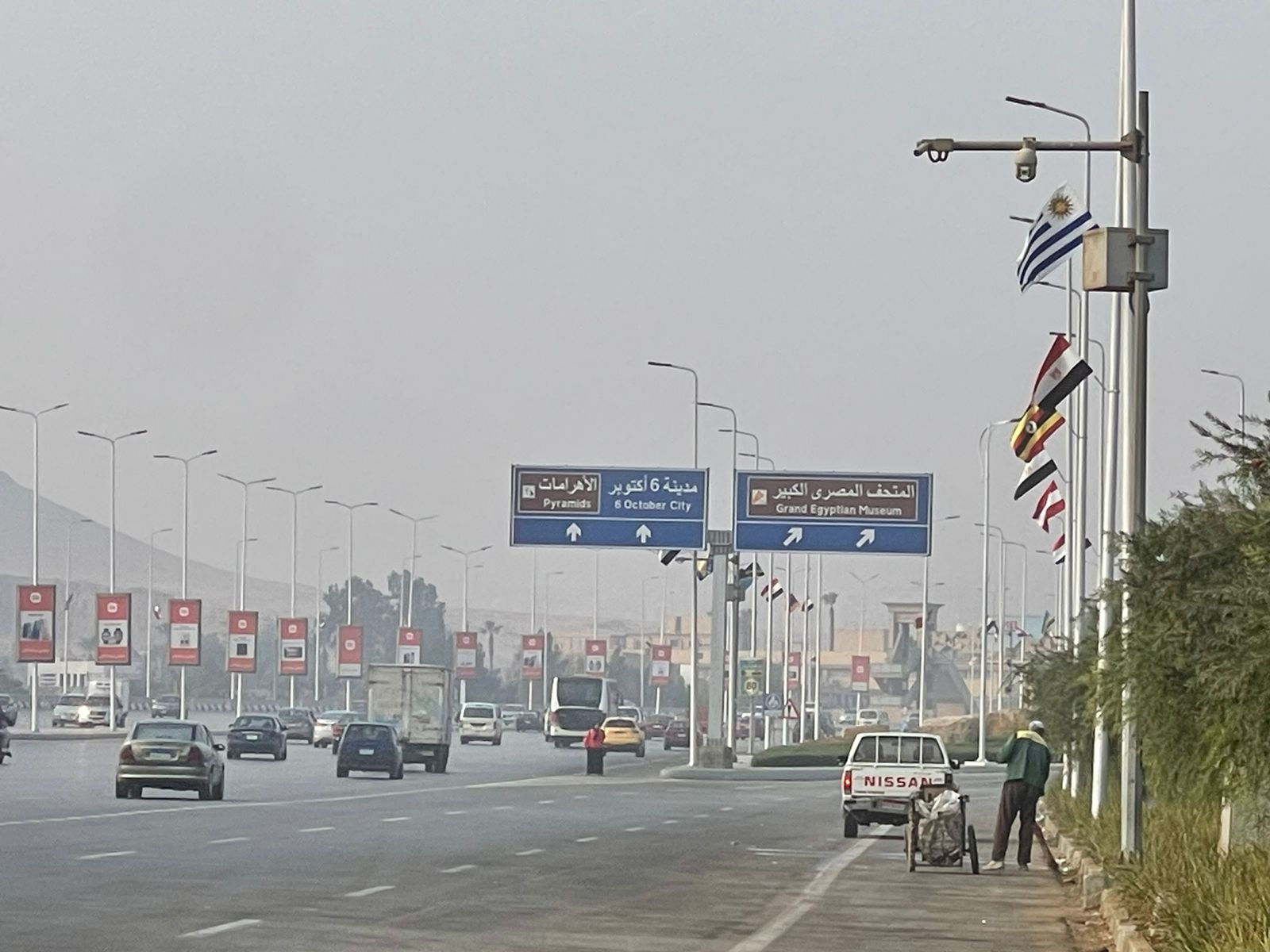 نشر أعلام الدولة المشاركة فى حفل افتتاح المتحف المصرى الكبير على الطرق (2)