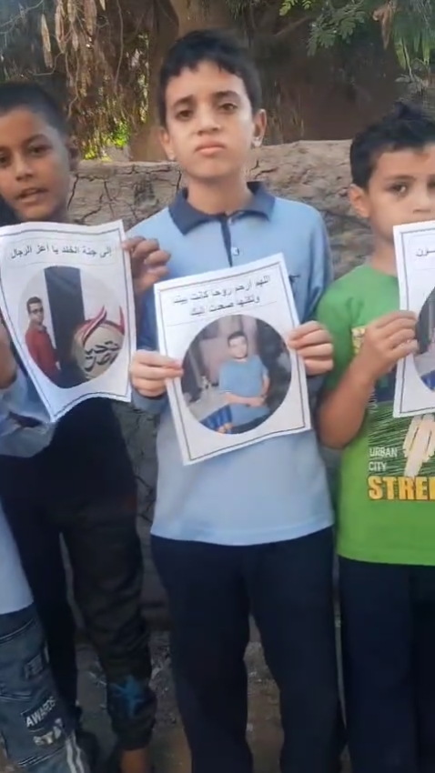 طلاب يحملون صور معلمهم طلاب يحملون صور معلمهم