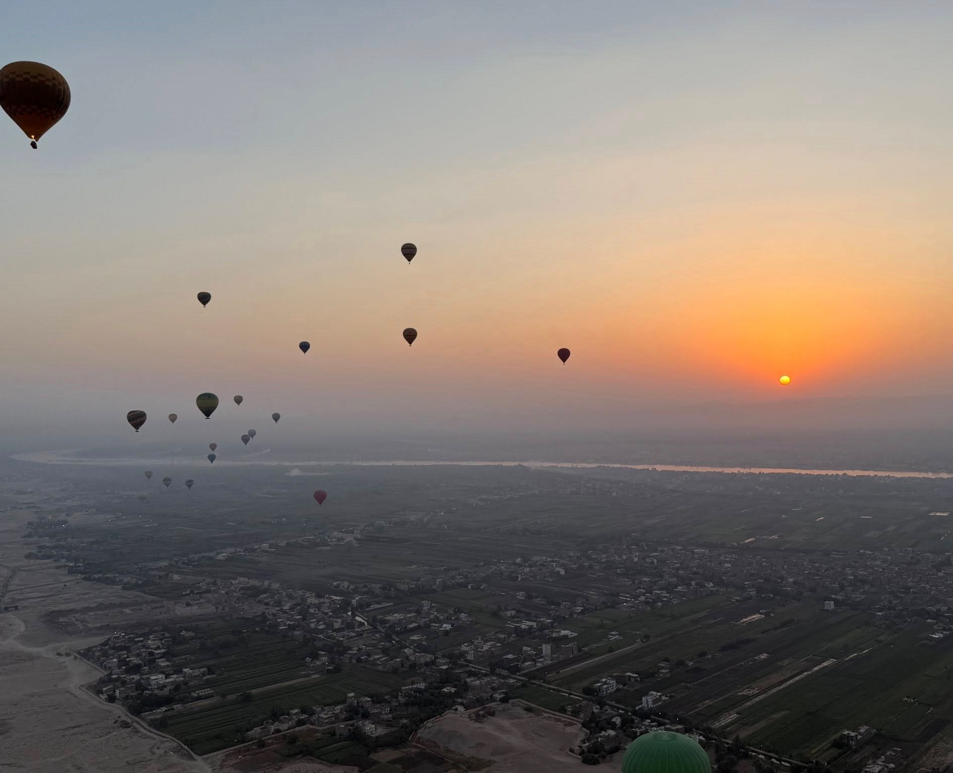 أجواء السحر فى رحلات البالون الطائر أجواء السحر فى رحلات البالون الطائر