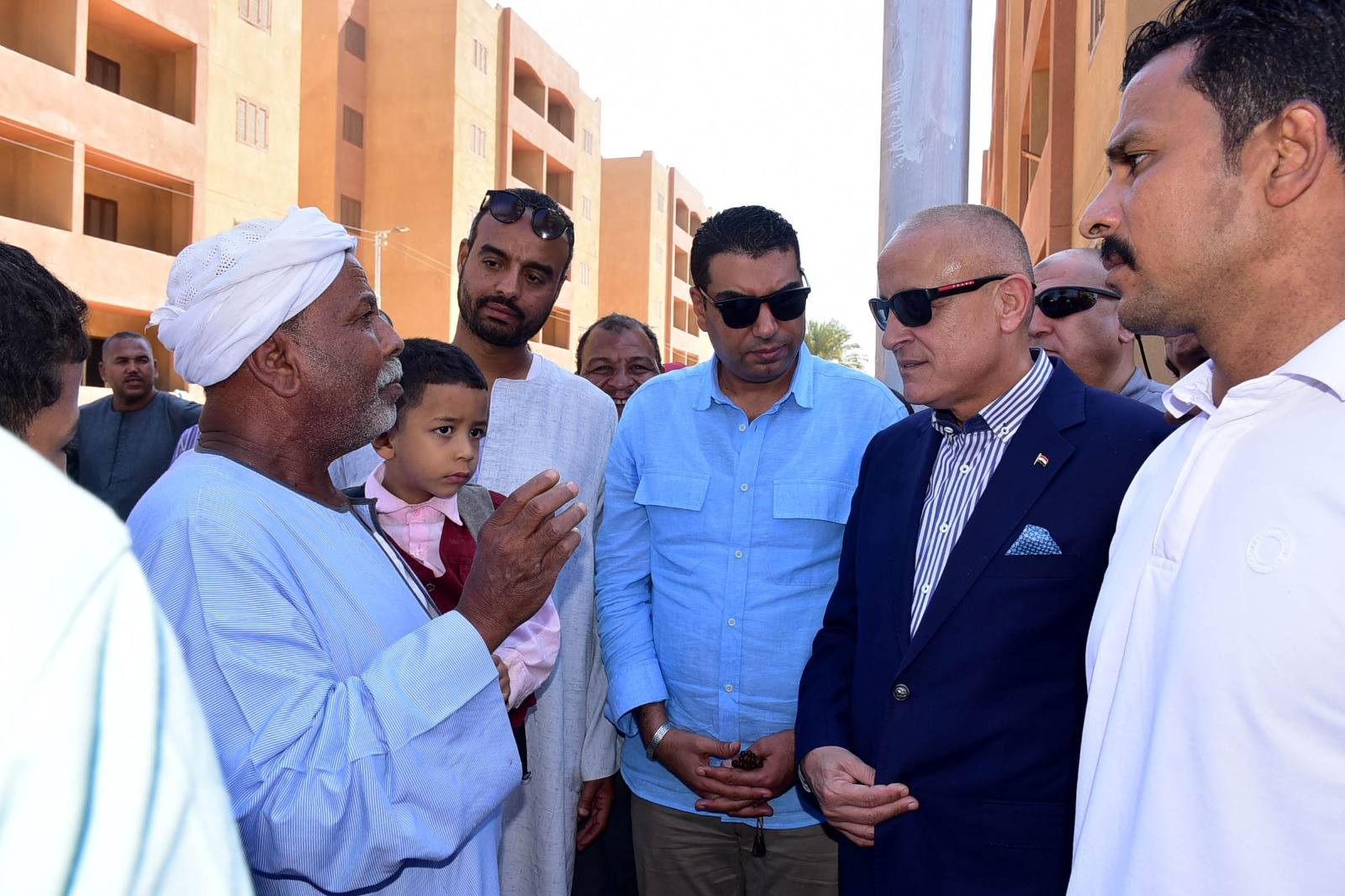 لقاء المحافظ مع المواطنين خلال جولاته بالمدن