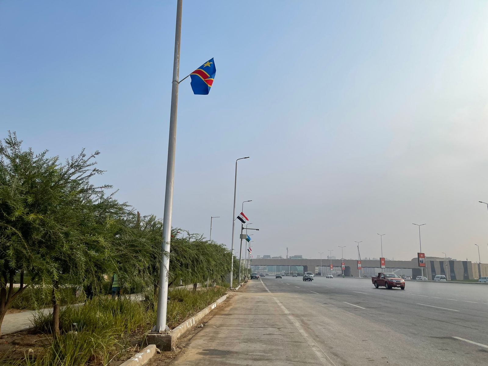 نشر أعلام الدولة المشاركة فى حفل افتتاح المتحف المصرى الكبير على الطرق (4)