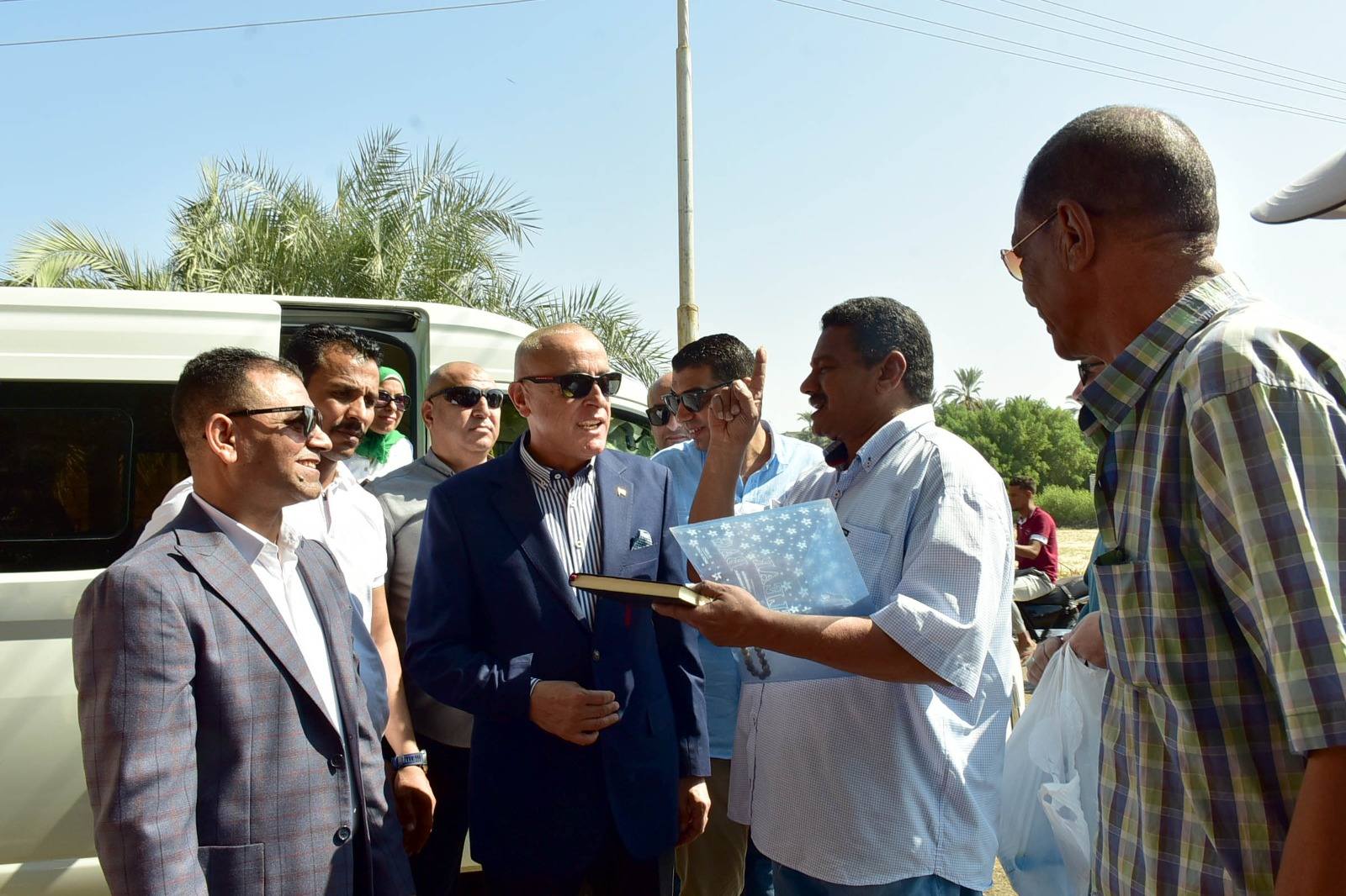 محافظ الأقصر يتفقد أعمال الرصف ويتابع خطة تطوير ورفع كفاءة الطرق