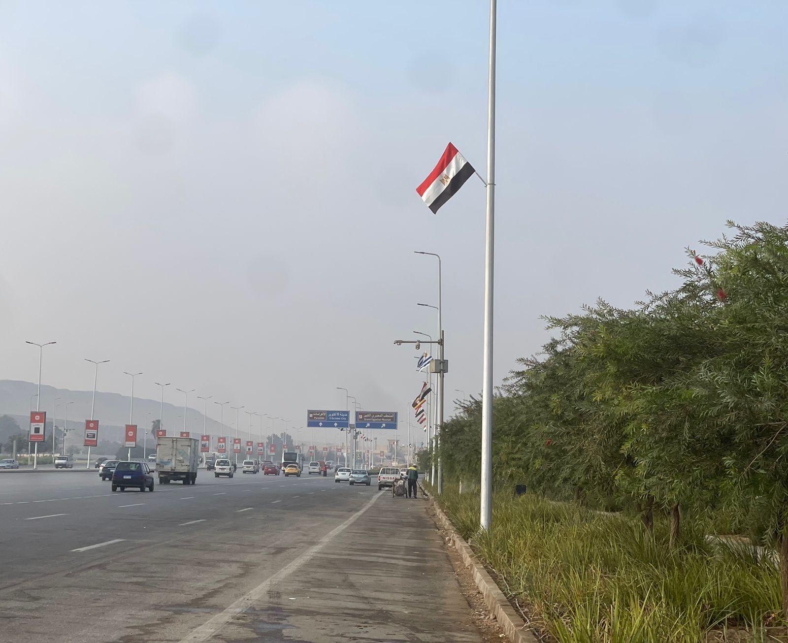 نشر أعلام الدولة المشاركة فى حفل افتتاح المتحف المصرى الكبير على الطرق (1)