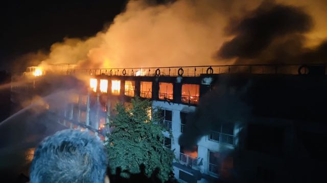 الحريق أتى على محتويات المركب بأكملها دون مصابين بالنزلاء الحريق أتى على محتويات المركب بأكملها دون مصابين بالنزلاء