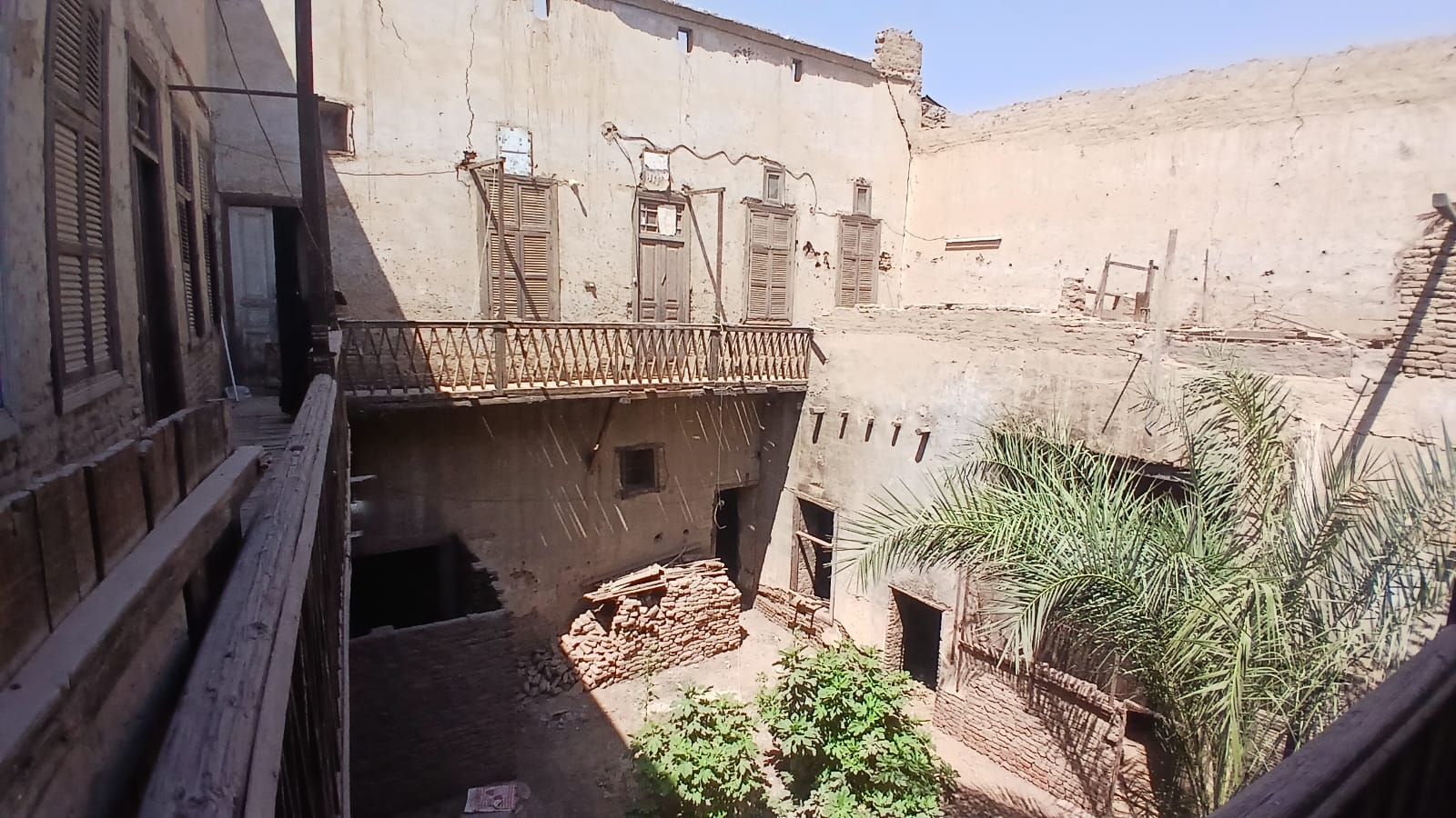 حديقة وغرف من الداخل 