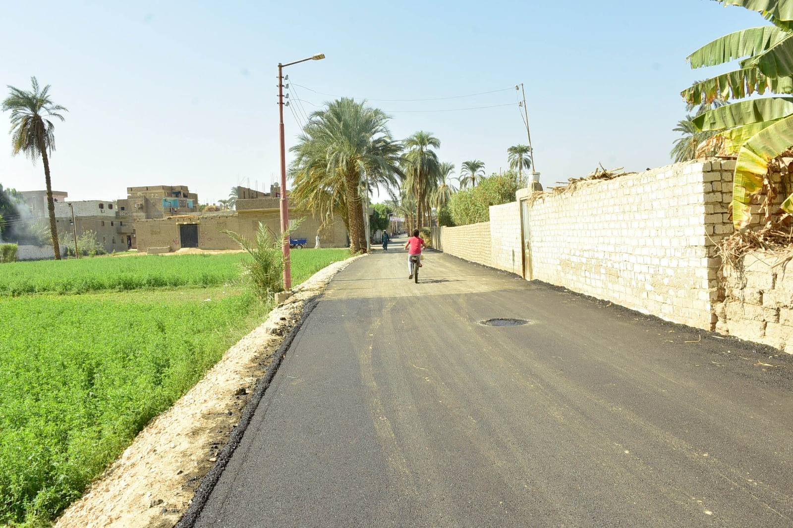 متابعة أعمال الرصف ويتابع خطة تطوير ورفع كفاءة الطرق في عدد من المدن