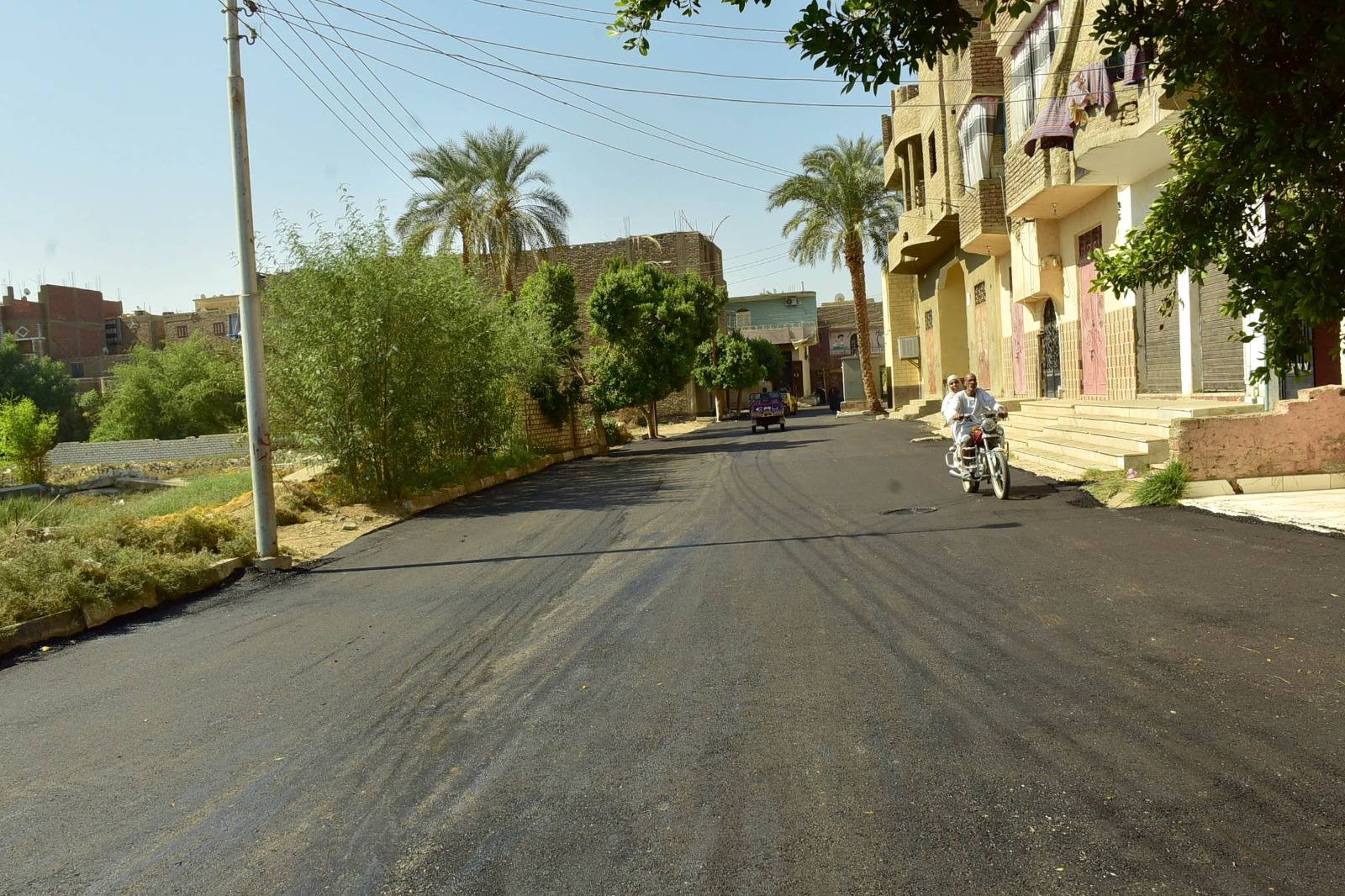 أعمال الرصف ويتابع خطة تطوير ورفع كفاءة الطرق في عدد من المدن