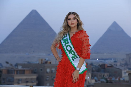 ملكة جمال اوروبا امام الاهرامات