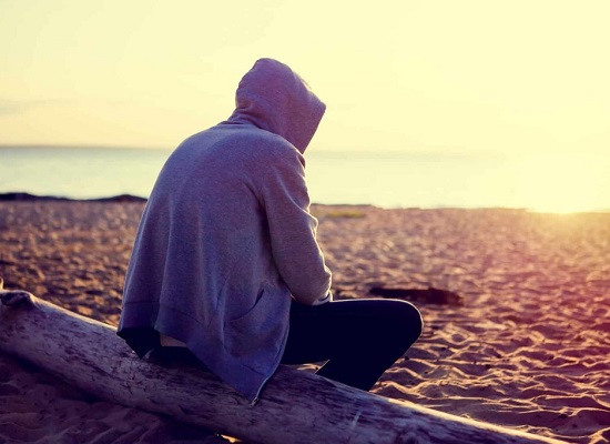 شاب يفضل الجلوس فى مكان هادىء