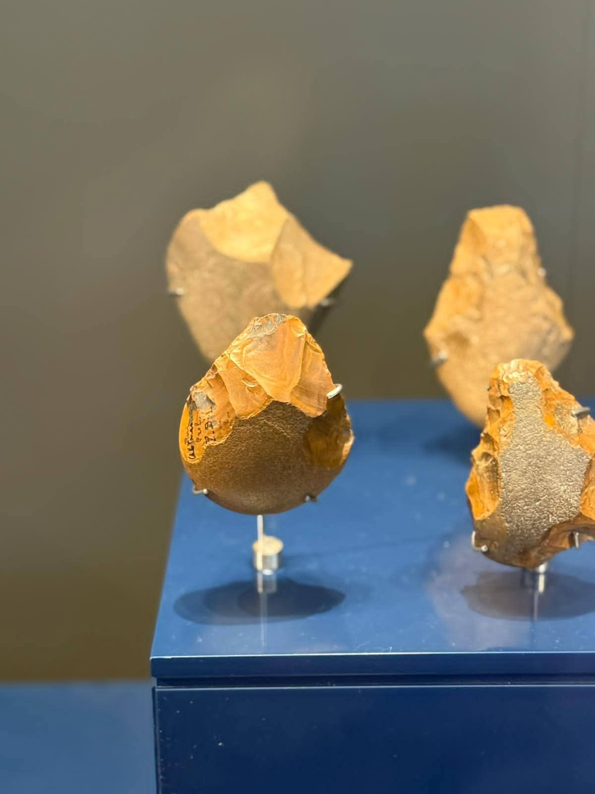 أدوات حجرية أدوات حجرية