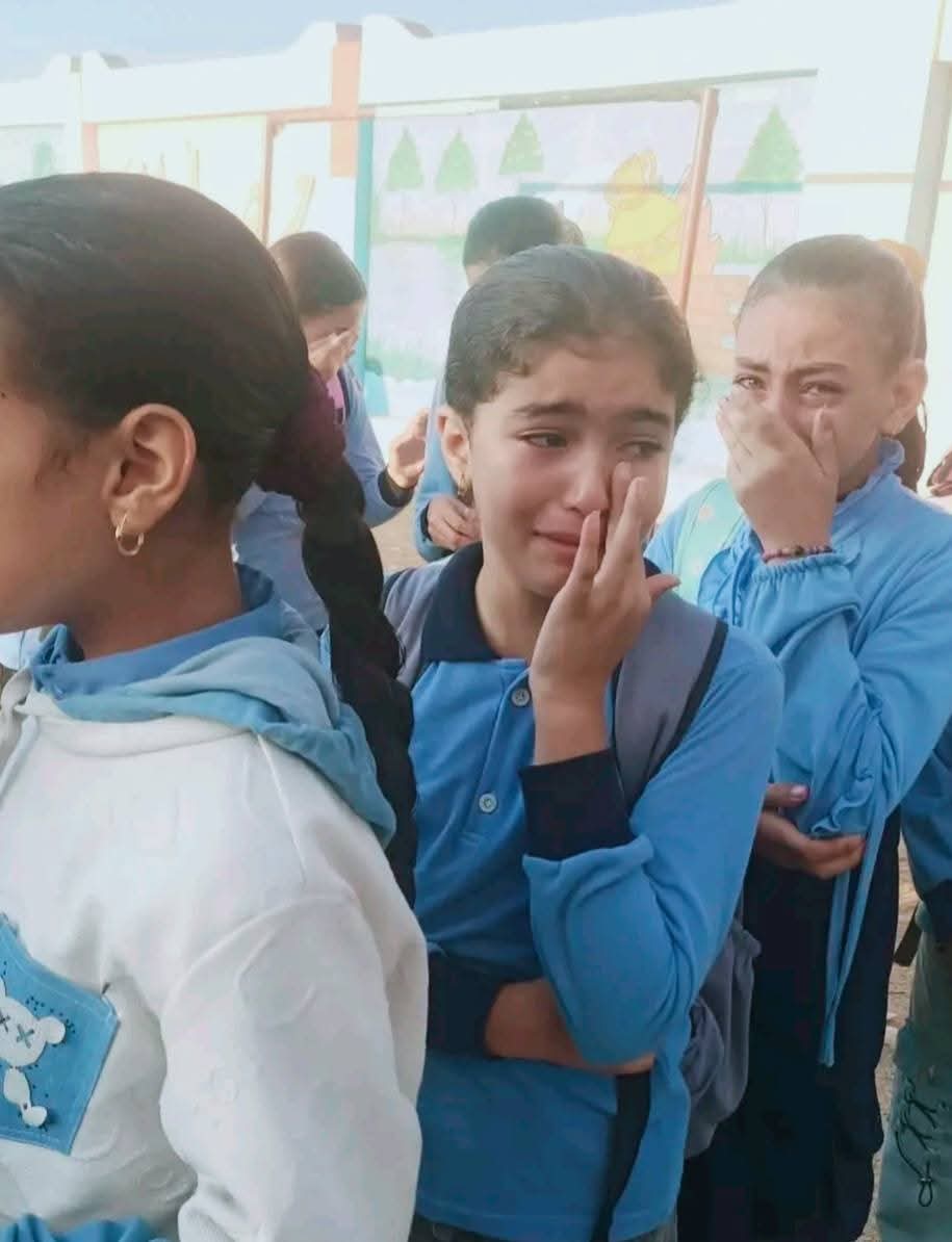 حزن تلاميذ صفط الحنا بالشرقية لوفاة معلمهم  (3)