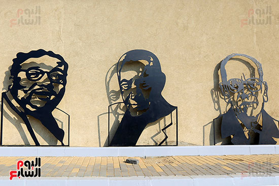 جداريات فنية في محيط المتحف الكبير