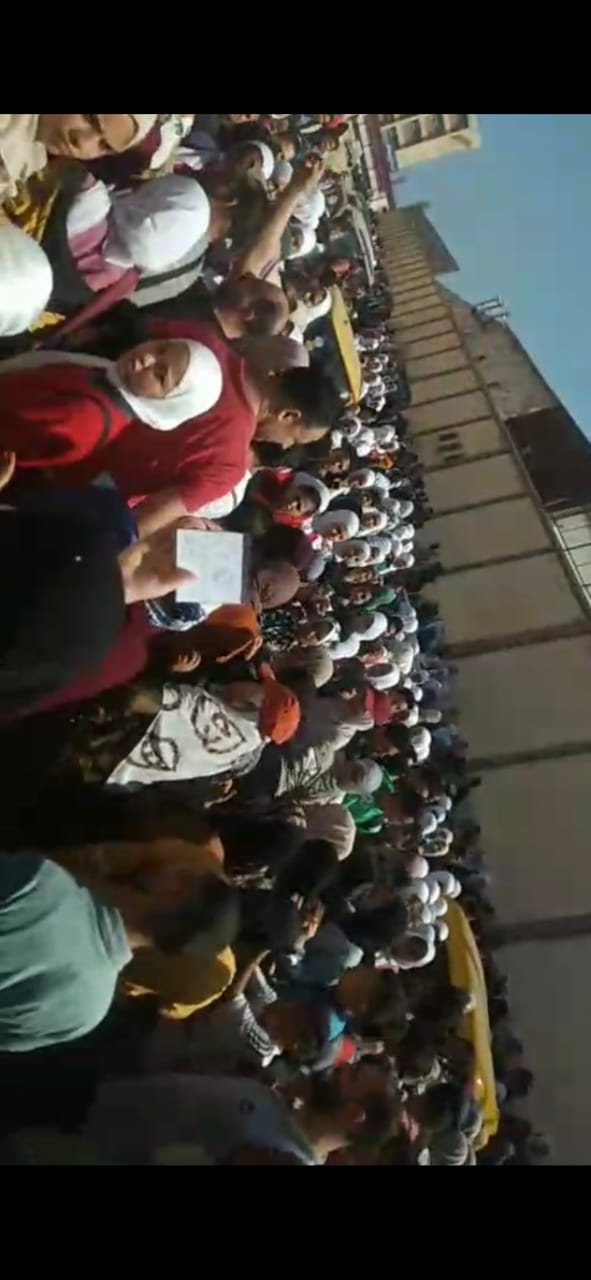 تجمع عدد كبير من الأهالي أمام مدرسة تجمع عدد كبير من الأهالي أمام مدرسة