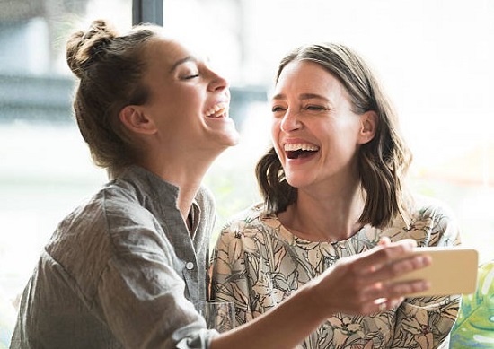 أبراج تتمتع بحس فكاهى وتحول مشاكلها لنكت