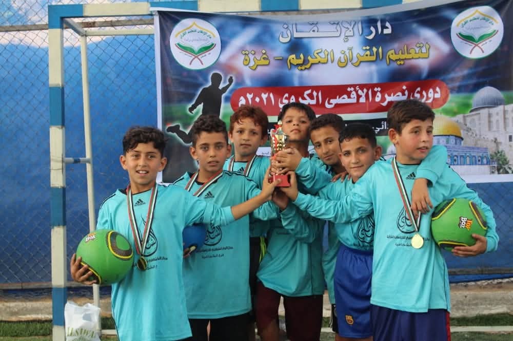 محمد ابو حلس يحمل الكاس محمد ابو حلس يحمل الكاس