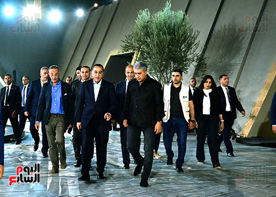 رئيس الوزراء ووزير السياحة والأثار فى المتحف المصرى الكبير رئيس الوزراء ووزير السياحة والأثار فى المتحف المصرى الكبير