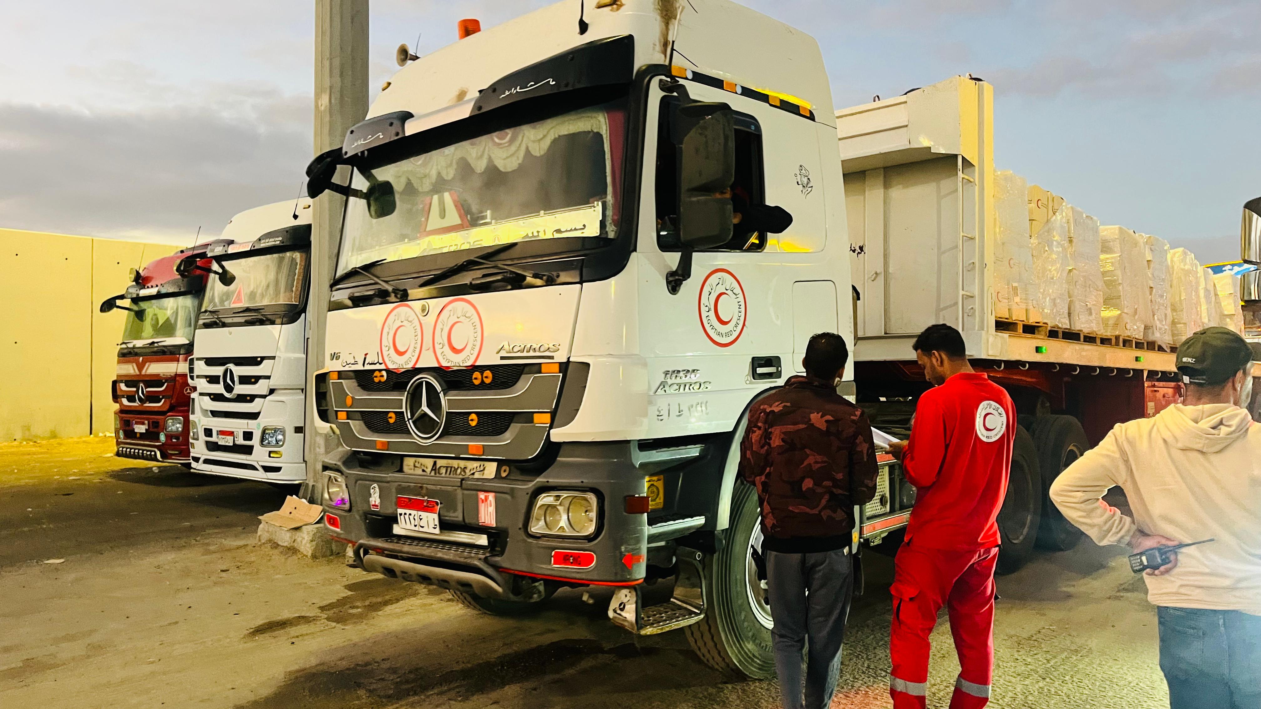 أقافلة زاد العزة الـ 61 بحمولة 9200 طن مساعدات غذائية أقافلة زاد العزة الـ 61 بحمولة 9200 طن مساعدات غذائية