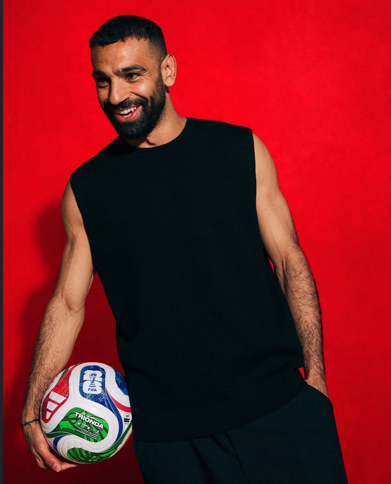 محمد صلاح مع كرة كأس العالم