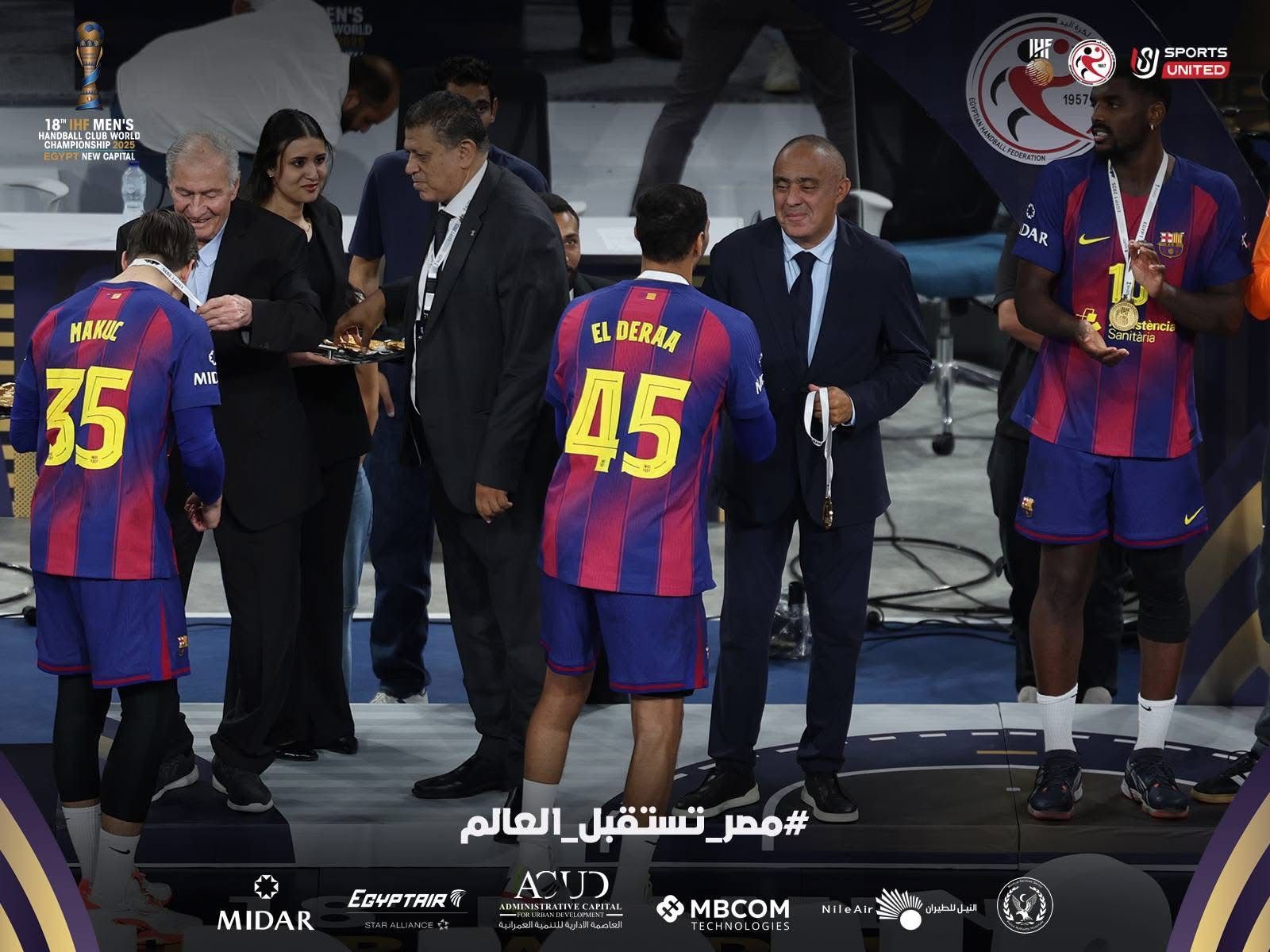 سيف الدرع يتسلم الميدالية