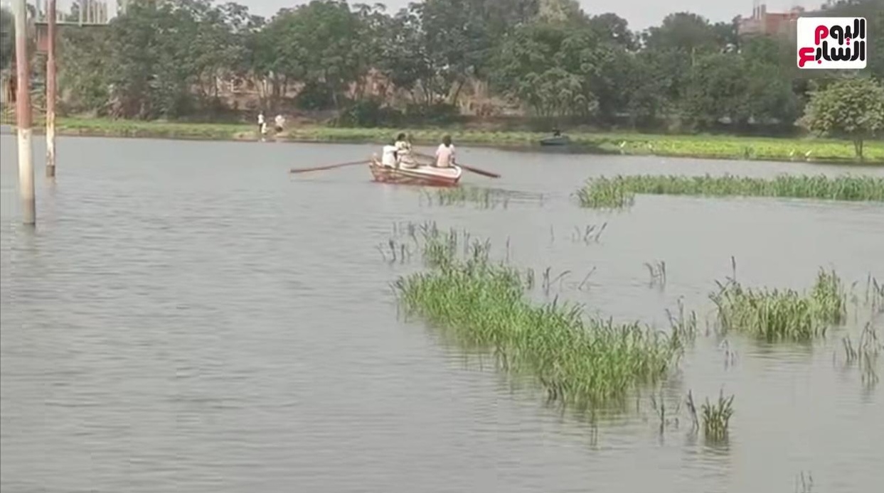 الاهالي يستقلون المراكب