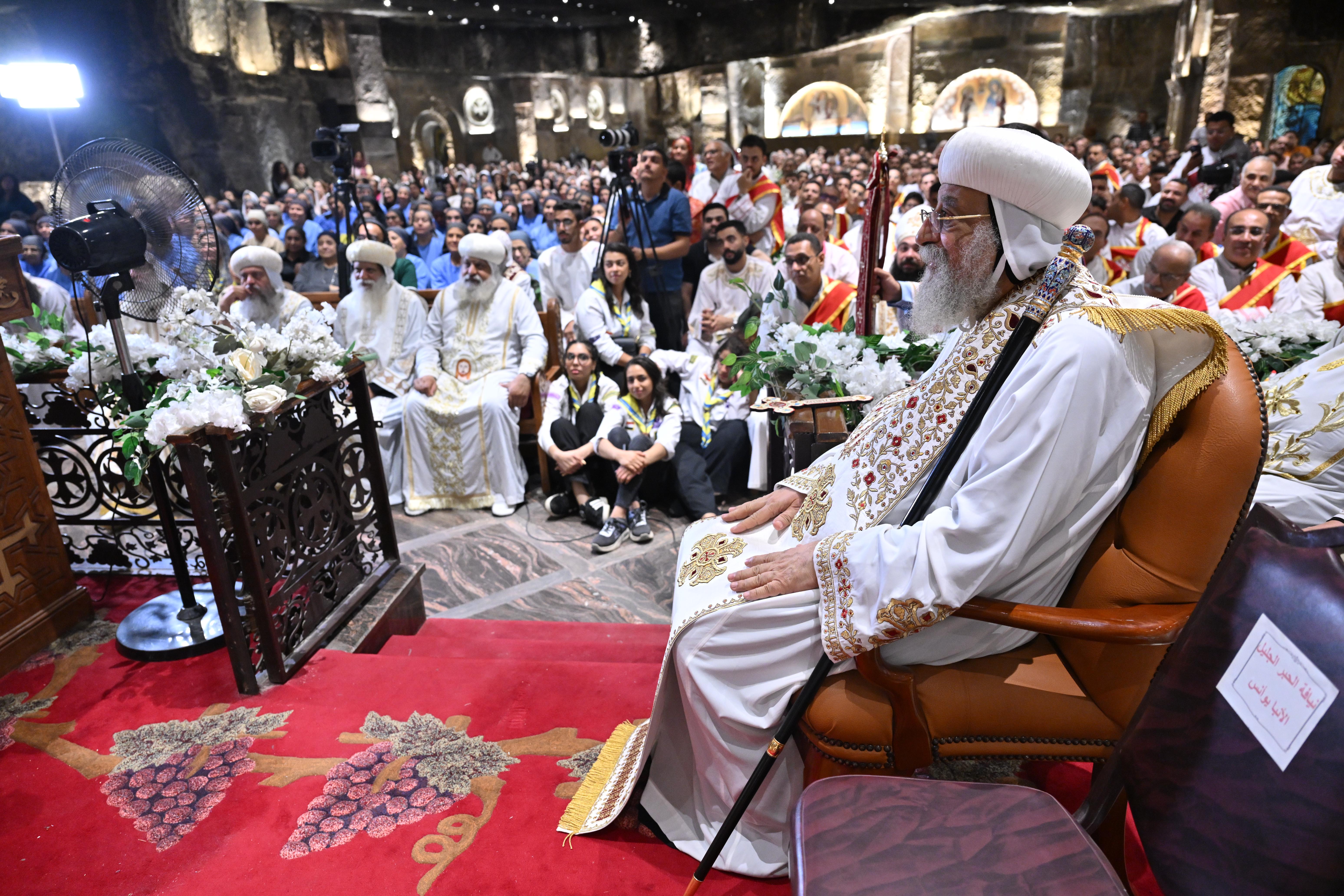 قداسة البابا وسط الأقباط