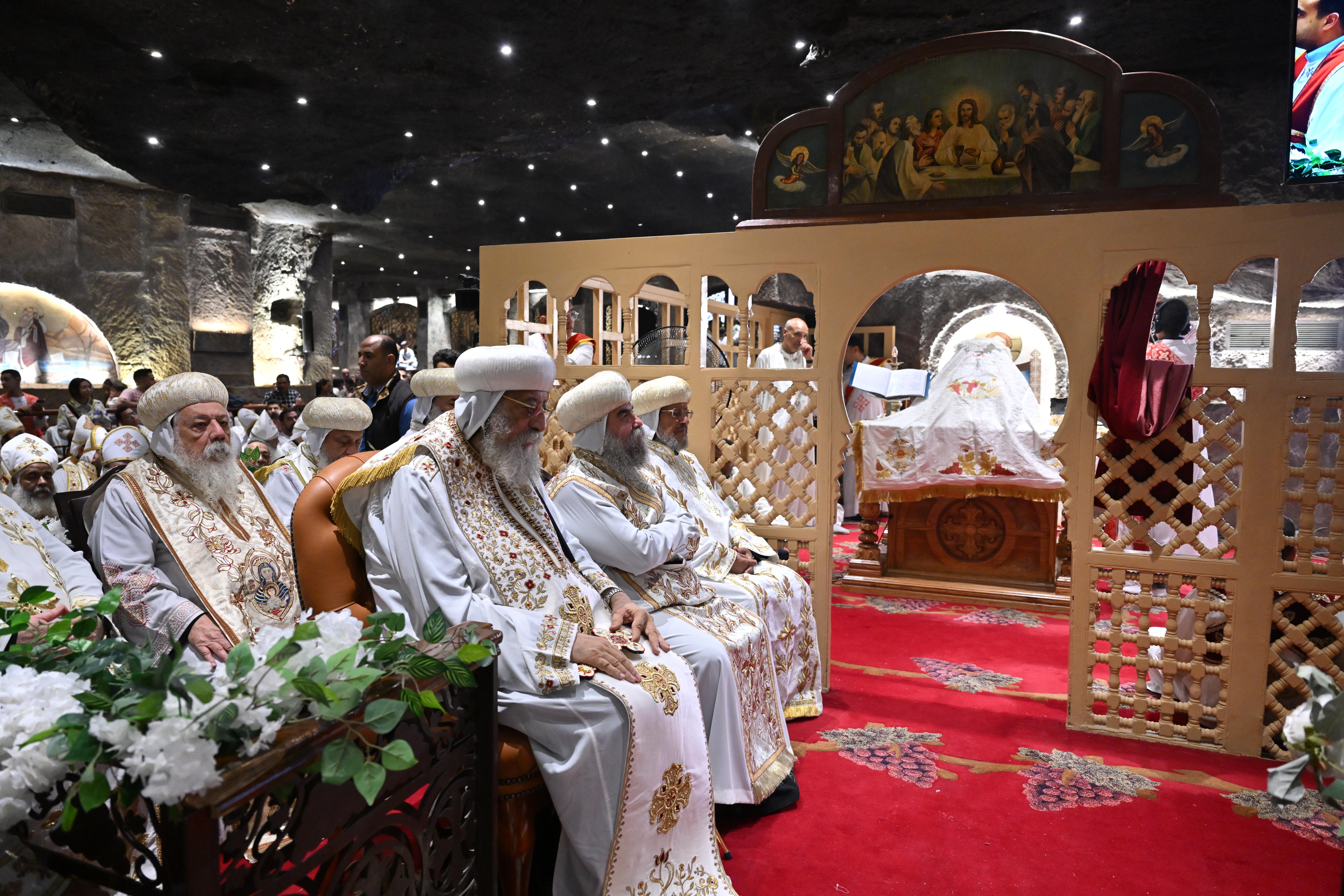 قداسة البابا والأباء الأساقفة