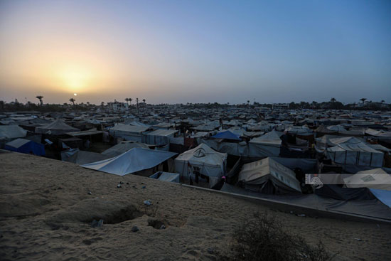 مشاهد لتكدس خيام النازحين في منطقة البركة بدير البلح مشاهد لتكدس خيام النازحين في منطقة البركة بدير البلح