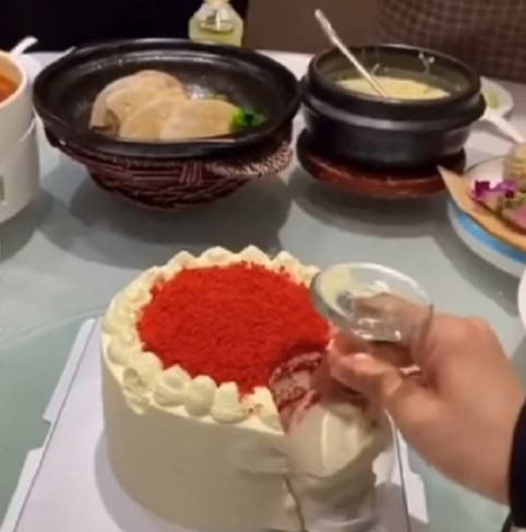 تقطيع التورتة بالكاس تقطيع التورتة بالكاس