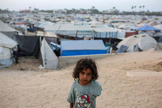 طفله من غزة وسط الخيام طفله من غزة وسط الخيام