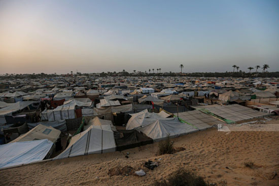 تكدس الخيام فى دير البلح بعد عملية نزوج إلى الجنوب تكدس الخيام فى دير البلح بعد عملية نزوج إلى الجنوب