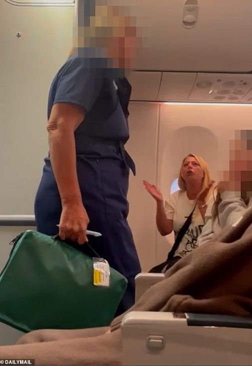 راكبة تجبر طائرة على تغيير مسارها راكبة تجبر طائرة على تغيير مسارها