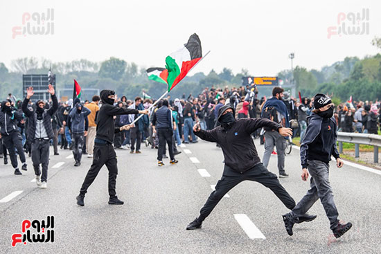 اشتباكات المتظاهرين مع قوات الشرطه اشتباكات المتظاهرين مع قوات الشرطه